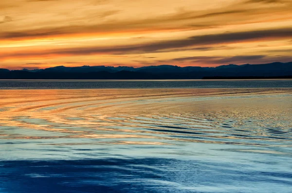 바다와 산 위에 아름 다운 일몰 — 스톡 사진
