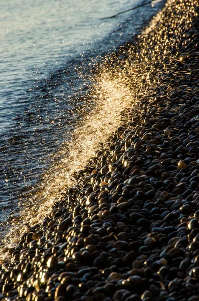 Хвилі, які б'ються круглими скелями і бризкають — стокове фото
