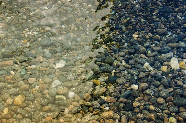 Kieselsteine ins Wasser — Stockfoto