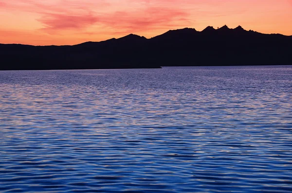 Hermosa puesta de sol sobre el mar y la montaña —  Fotos de Stock