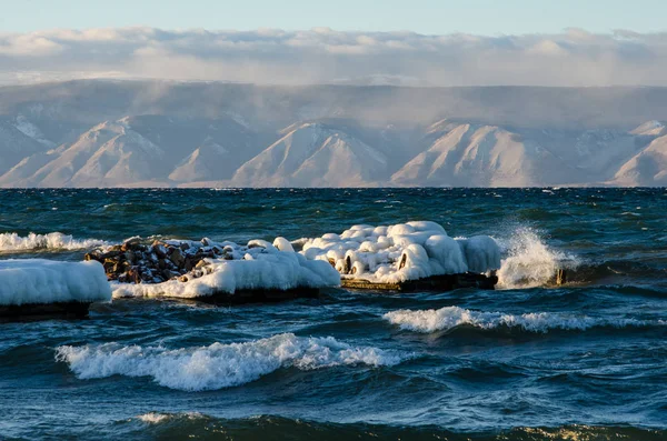 Vista para o mar congelada. Ondas que atingem a costa gelada — Fotografia de Stock