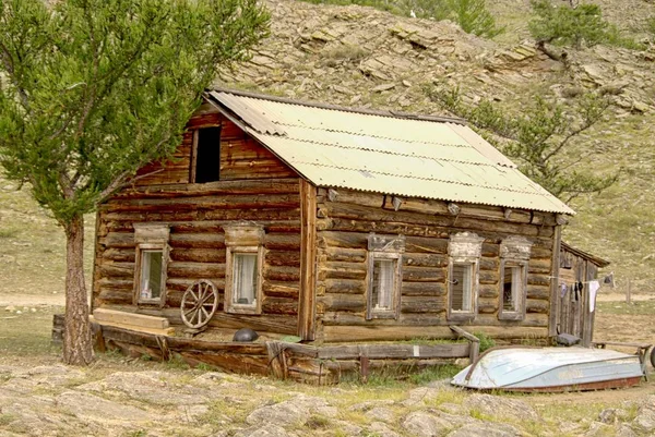 Старый дом Водена в зеленых горах — стоковое фото