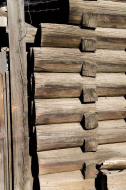 ahşap silindire tomruklardan duvar parçası