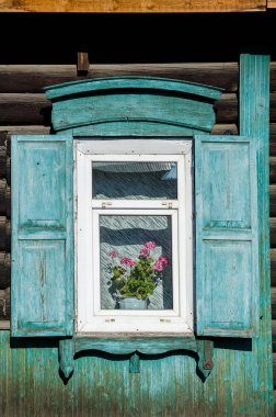 Eski Rus şehrin eski ahşap evde Ahşap oyma arşitrav penceresiyle.