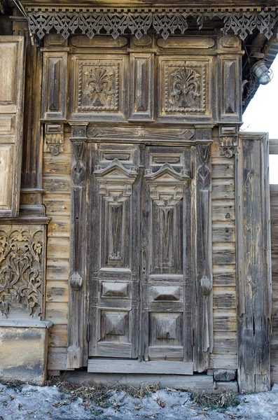 Oude houten deur met houten gesneden — Stockfoto
