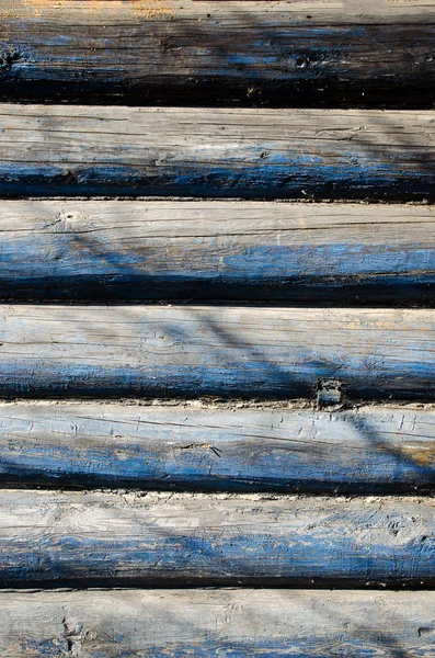 Parte da parede feita de troncos de madeira — Fotografia de Stock