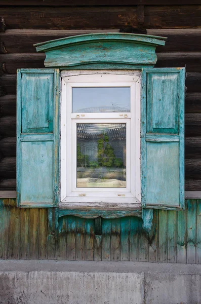 Окно с деревянной резьбой по дереву в старом деревянном доме в старом русском городе . — стоковое фото