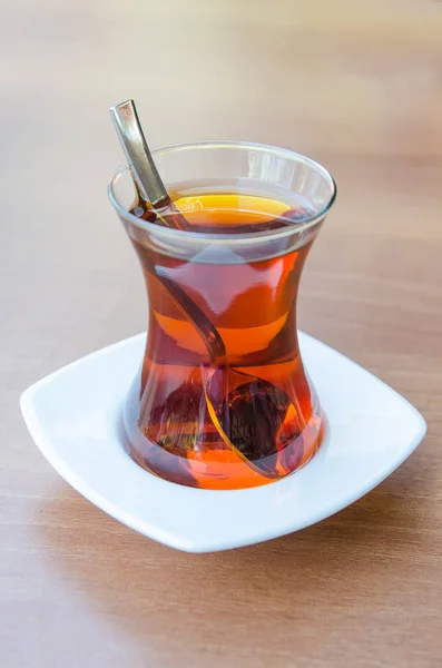 Турецкий чай в традиционной стеклянной чашке — стоковое фото