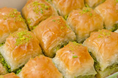 Beyaz bir arka plan üzerinde Fıstıklı Baklava