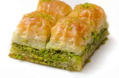 Beyaz bir arka plan üzerinde Fıstıklı Baklava