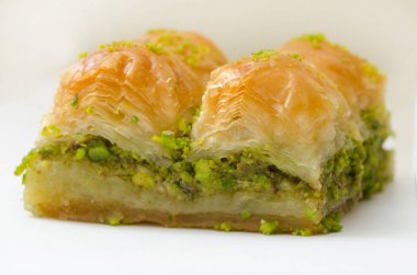 Beyaz bir arka plan üzerinde Fıstıklı Baklava
