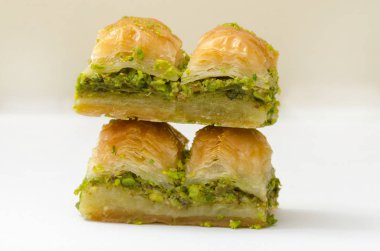 Beyaz bir arka plan üzerinde Fıstıklı Baklava