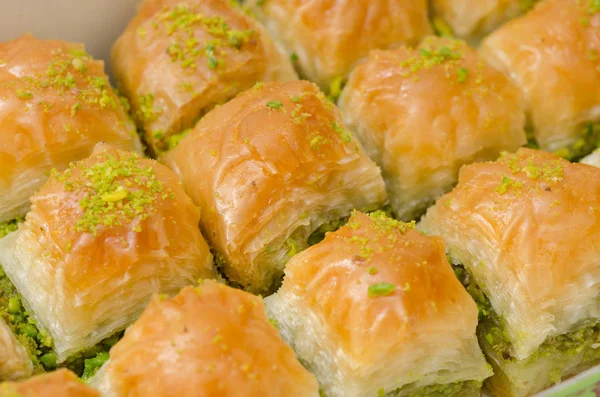 Baklava med pistage på vit bakgrund — Stockfoto