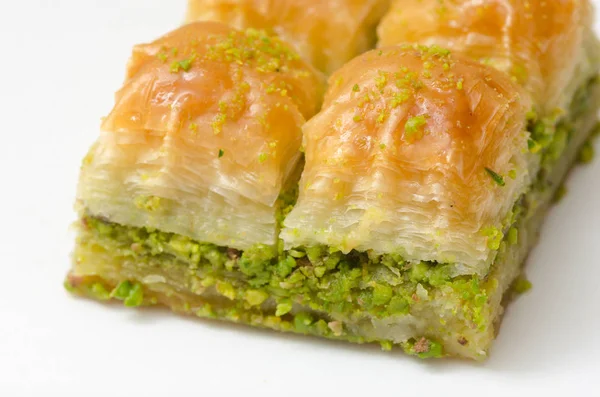 Baklava con pistacho sobre fondo blanco — Foto de Stock