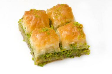Beyaz bir arka plan üzerinde Fıstıklı Baklava