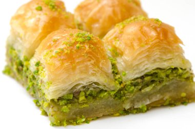 Beyaz bir arka plan üzerinde Fıstıklı Baklava