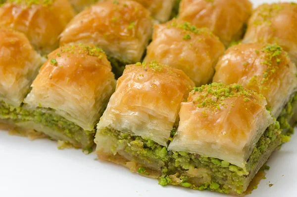 Baklava s pistáciovou na bílém pozadí — Stock fotografie