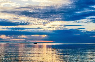 Dağ ve deniz yukarıda güzel gün batımı