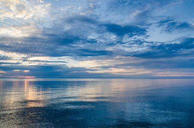 Dağ ve deniz yukarıda güzel gün batımı