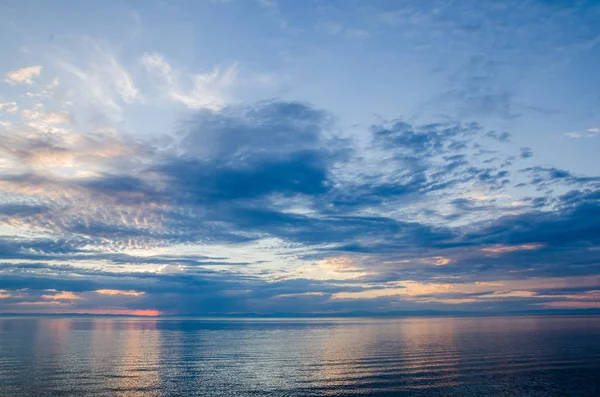 Закат над морем и горой — стоковое фото
