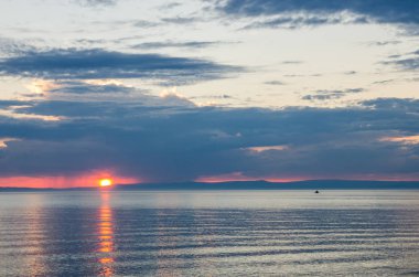 Dağ ve deniz yukarıda güzel gün batımı
