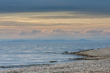 Dağ ve deniz yukarıda güzel gün batımı