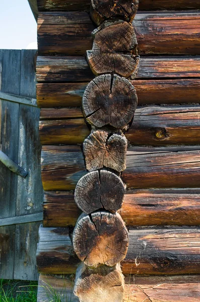 Fragmento de la antigua pared de troncos agrietados —  Fotos de Stock