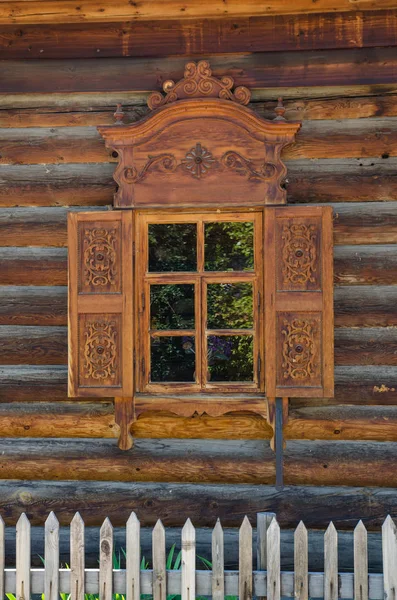 Окно с деревянной резьбой по дереву в старом деревянном доме в старом русском городе . — стоковое фото