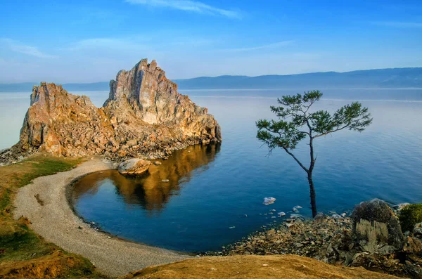 Puesta de sol de verano sobre la roca de Shamanka Burhan en la isla de Olkhon en el lago Baikal, Rusia — Foto de Stock