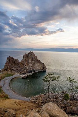 Yaz günbatımı üzerinde Rock Shamanka Burhan Olkhon Adası Deniz Baykal, Rusya
