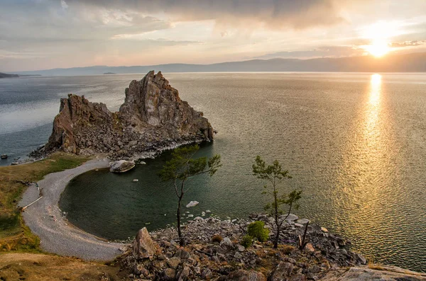 Puesta de sol de verano sobre la roca de Shamanka Burhan en la isla de Olkhon en el lago Baikal, Rusia — Foto de Stock