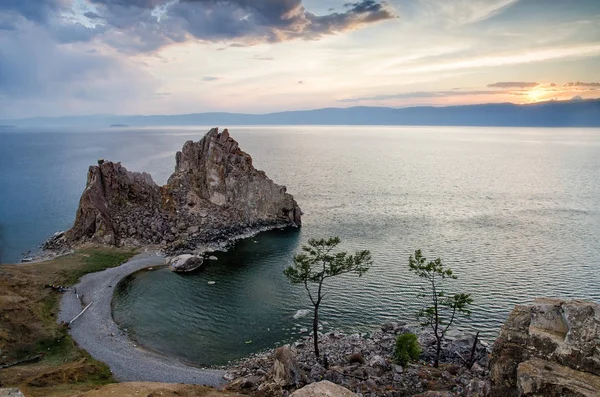 Puesta de sol de verano sobre la roca de Shamanka Burhan en la isla de Olkhon en el lago Baikal, Rusia — Foto de Stock
