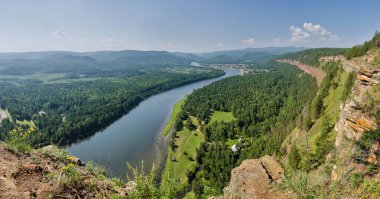 Ova Ormanı'nın hava görünümünü yaz bir uçuş sırasında bir nehir.
