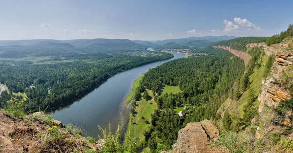 Ova Ormanı'nın hava görünümünü yaz bir uçuş sırasında bir nehir.