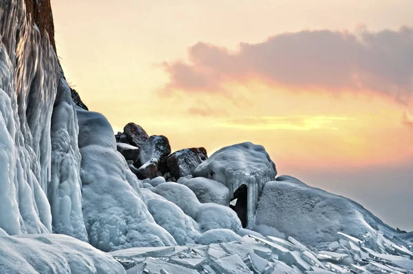 Lago congelado e rochas perto da caverna de gelo — Fotografia de Stock