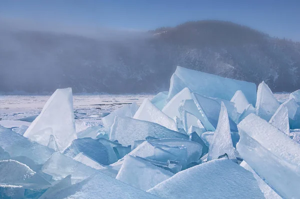 Campo de hummocas de hielo en el lago congelado Baikal —  Fotos de Stock