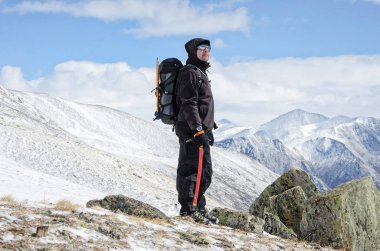 Uzun yürüyüşe çıkan kimse bir kar dağ tepe üzerinde kalır ve güzel manzaranın tadını çıkarın.