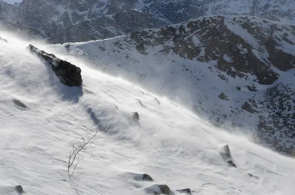 Hoge bergen onder de sneeuw en wind in de winter — Stockfoto