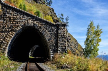 Güney Deniz Baykal sonbahar çevre-Baykal demiryoluna