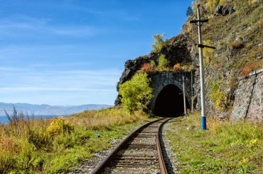 Güney Deniz Baykal sonbahar çevre-Baykal demiryoluna