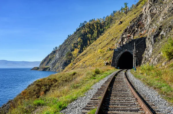 Güney Deniz Baykal sonbahar çevre-Baykal demiryoluna