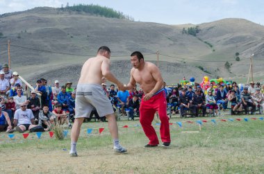 Bayanday, Rusya Federasyonu - 14 Haziran: yordinskiye oyun, yordynskiye oyunları, 14 Haziran 2015 Bayanday, Rusya'da ulusal bir kavgada Buryat erkekler yarışıyor.