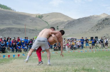 Bayanday, Rusya Federasyonu - 14 Haziran: yordinskiye oyun, yordynskiye oyunları, 14 Haziran 2015 Bayanday, Rusya'da ulusal bir kavgada Buryat erkekler yarışıyor.
