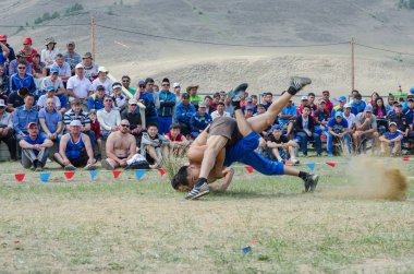 Bayanday, Rusya Federasyonu - 14 Haziran: yordinskiye oyun, yordynskiye oyunları, 14 Haziran 2015 Bayanday, Rusya'da ulusal bir kavgada Buryat erkekler yarışıyor.