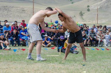 Bayanday, Rusya Federasyonu - 14 Haziran: yordinskiye oyun, yordynskiye oyunları, 14 Haziran 2015 Bayanday, Rusya'da ulusal bir kavgada Buryat erkekler yarışıyor.