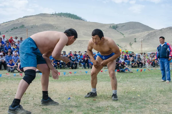 Bayanday, Rusya Federasyonu - 14 Haziran: yordinskiye oyun, yordynskiye oyunları, 14 Haziran 2015 Bayanday, Rusya'da ulusal bir kavgada Buryat erkekler yarışıyor.