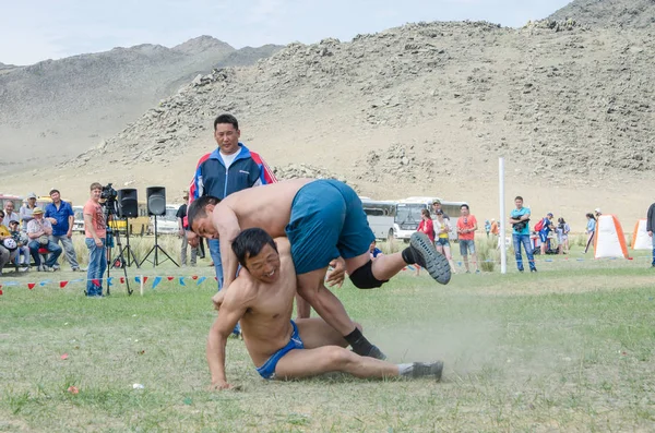 Bayanday, Rusya Federasyonu - 14 Haziran: yordinskiye oyun, yordynskiye oyunları, 14 Haziran 2015 Bayanday, Rusya'da ulusal bir kavgada Buryat erkekler yarışıyor.
