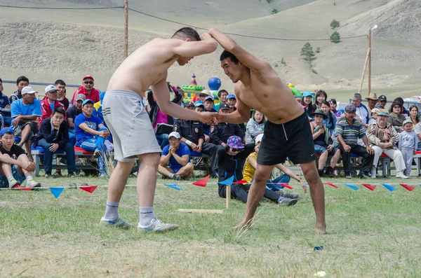 Bayanday, Rusya Federasyonu - 14 Haziran: yordinskiye oyun, yordynskiye oyunları, 14 Haziran 2015 Bayanday, Rusya'da ulusal bir kavgada Buryat erkekler yarışıyor.