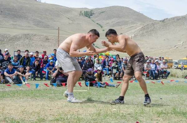 Bayanday, Rusya Federasyonu - 14 Haziran: yordinskiye oyun, yordynskiye oyunları, 14 Haziran 2015 Bayanday, Rusya'da ulusal bir kavgada Buryat erkekler yarışıyor.