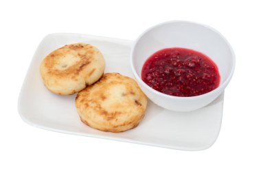 Fried Cottage peynir gözleme ile Ahududu reçeli beyaz izole